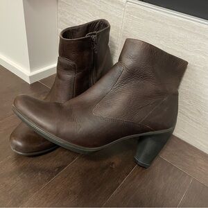 Chic Ecco Brown Leather Heeled Boots Women’s Size 38 or 7.5